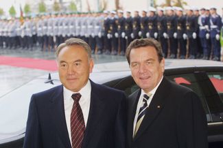 Nazarbayev with German Chancellor Gerhard Schröder in Berlin. October 2, 2001.