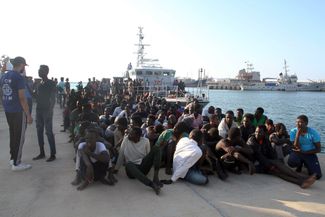 Мигранты из Африки, задержанные ливийской береговой охраной при попытке пересечь Средиземное море на лодке. Триполи, 21 июня 2018 года