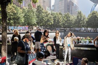 Родственники погибших 11 сентября возле бассейнов на месте башен Всемирного торгового центра. На кромках этих бассейнов выгравированы имена всех жертв теракта, а по стенам постоянно стекает вода. Бассейны символизируют глубину скорби.
