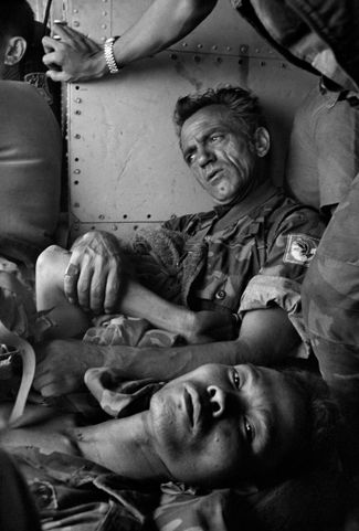 Эвакуация в госпиталь раненых американского и южновьетнамского солдат на вертолете. 1972 год