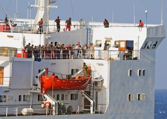 Экипаж ролкера «Фаина». Моряки выстроились на палубе по требованию американских военных, которые хотели убедиться, что с командой все в порядке. 9 ноября 2008 года