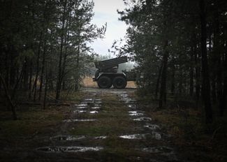 Российские военнослужащие Центрального военного округа едут на огневую позицию на реактивной системе залпового огня БМ-21 «Град»
