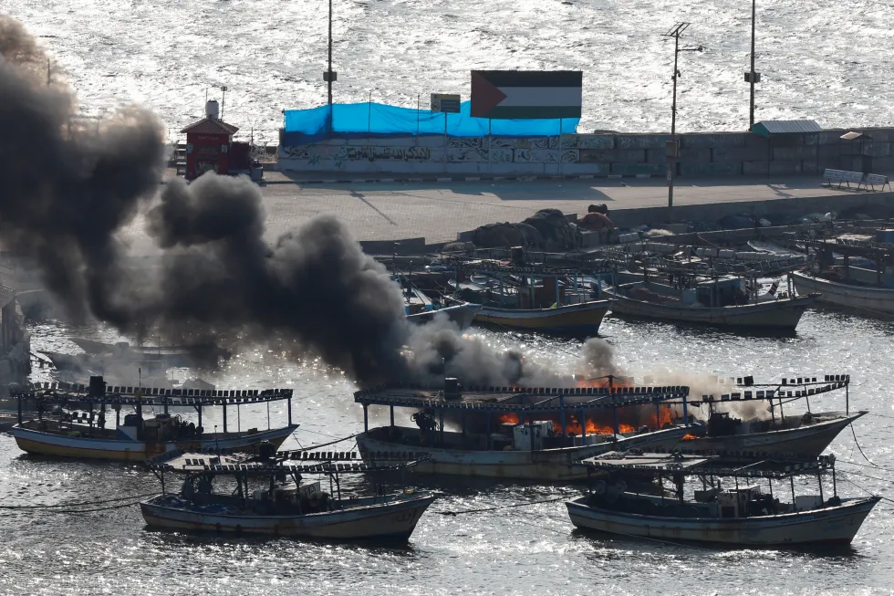 Дым над катером после израильских ударов по морскому порту Газы