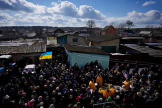 Родные и близкие 26-летнего Владислава Бондаренко собрались на его похоронах в селе Козинцы под Киевом. Бондаренко убили в боях за Бахмут