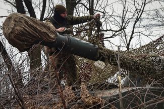 Украинский военный готовит к бою самоходную гаубицу «Акация»