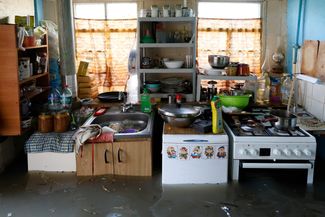 Затопленная кухня в одном из херсонских домов. 7 июня 2023 года