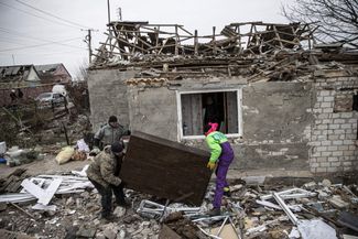 Жители Куприяновки выносят мебель из разрушенного дома