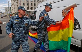 Полиция задерживает участника акции в защиту ЛГБТ+. Москва, 2012