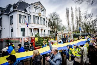 Демонстранты у посольства России в Гааге