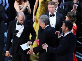 Путаница на церемонии вручения «Оскара»: приз за лучший фильм года, присужденный«Лунному свету», сначала по ошибке вручили «Ла-Ла Ленду». Лос-Анджелес, 26 февраля