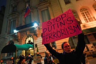 Демонстранты у российского консульства в Нью-Йорке. Надпись на плакате — «Остановите путинский терроризм».