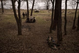 Украинские солдаты и тела погибших россиян. Тростянец, 28 марта 2022 года<br>
