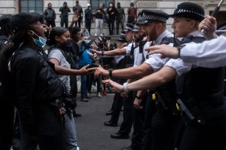 Полицейские оттесняют протестующих в Лондоне. 3 июня 2020 года
