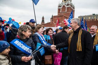 Члены первомайского шествия профсоюзов на Красной площади в Москве с мэром города Сергеем Собяниным. 1 мая 2015 года
