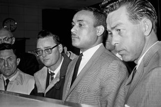 Подозреваемый Халил Ислам (Томас Джонсон), в центре. Нью-Йорк, 3 марта 1965 года