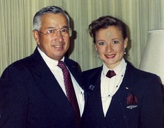 Рон Акана со своей дочерью Джин Акана-Льюис (тоже стюардессой) в 1991 году. Тогда мужчине было 62 года