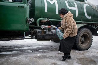 Water is distributed in Debaltsevo Ukraine as locals experience a total blackout and no running water.