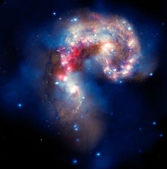Галактики Антенны — пара взаимодействующих галактик в созвездии Ворона на расстоянии 62 миллиона световых лет от Земли