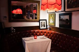 У любимого столика Иосифа Бродского в углу ресторана теперь стоит его портрет 