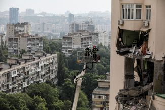 Спасательные работы в многоэтажном доме, пострадавшем в результате попадания обломка российской ракеты. По <a href="https://t.me/VA_Kyiv/2278" rel="noopener noreferrer" target="_blank">данным</a> Киевской военной администрации, спасателям удалось достать из-под завалов трех человек, еще одного — из лифта здания