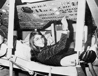 Маргарет Гамильтон внутри модели командного пункта «Аполлона»
