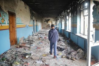 13-летний подросток в разрушенной школе