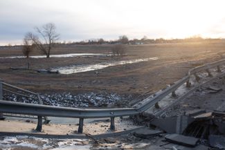 Разрушенный мост в городе Борщев Тернопольской области