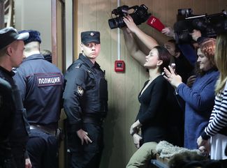 Екатерина Белых (третья справа) во время одного из перерывов в ходе оглашения приговора ее мужу, 1 февраля 2018 года