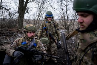 Украинские военнослужащие 68-й отдельной егерской бригады имени Олексы Довбуша готовятся к смене позиций на передовой в Угледаре