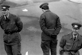 Восточногерманские пограничники остаются на своих постах, но больше не стреляют в людей, которые хотят оказаться в Западном Берлине. 10 ноября 1989 года