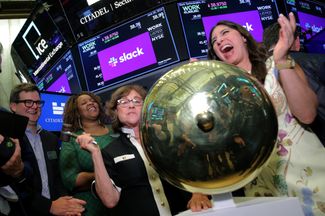 Норма Баттерфилд, мать сооснователя Slack Стюарта Баттерфилда, ударяет в колокол Нью-Йоркской фондовой биржи в честь размещения акций Slack. Нью-Йорк, 20 июня 2019 года.
