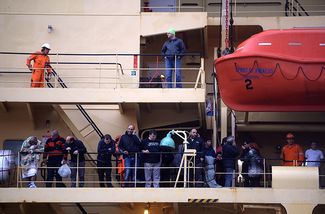 Пассажиры, эвакуированные с парома Norman Atlantic, прибывают в итальянский порт Бари