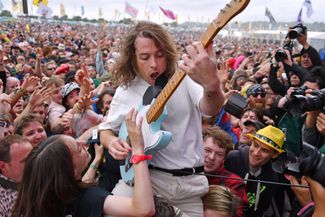 Гитарист Idles Ли Кирнан на Glastonbury Festival в британском Гластонбери