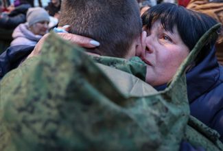 Мобилизованный из Харцызска (аннексированная Россией Донецкая область) встречается с матерью после обмена пленными с Украиной
