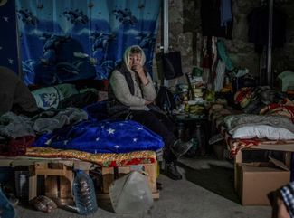 Пожилая жительница Авдеевки в подвале, где люди обустроили себе укрытие