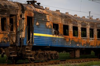 Поезд, поврежденный в результате российского удара по станции Чаплино. Четыре вагона загорелись, в них находились люди