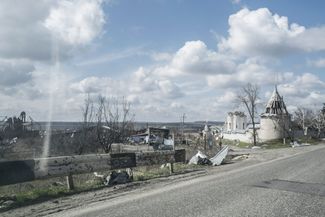 Руины Свято-Георгиевского скита в селе Долина. В ноябре на развалинах храма прошла первая служба после освобождения села украинской армией. 