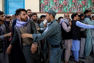 Жители Афганистана в очереди на оформление документов на выезд из страны, 14 августа 2021 года