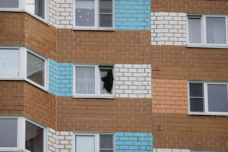 Разбитое окно в многоэтажном жилом доме № 98 корпус 6 на Профсоюзной улице, который был атакован дроном