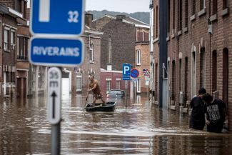 Житель городка Англер в бельгийской провинции Льеж плывет по затопленным улицам на лодке. 16 июля 2021 года