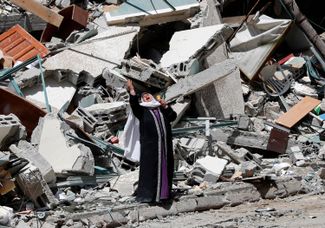 Женщина у разрушенного здания в Газе, 16 мая 2021 года