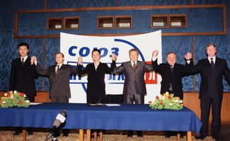 Creation of the SPS electoral bloc, 1999. From left to right: Boris Nemtsov, Sergey Kiriyenko, Irina Khakamada, Konstantin Titov, Yegor Gaidar, and Anatoly Chubais