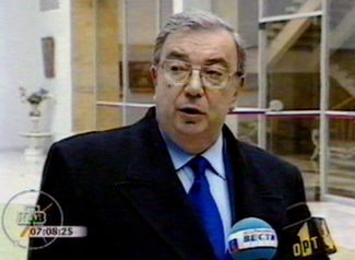 March 24, 1999. Yevgeny Primakov speaks at a Moscow airport before immediately reboarding his plane for the United States, which has suddenly announced its intention to bomb Yugoslavia.