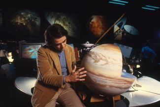 Карл Саган во время съемок шоу «Космос»