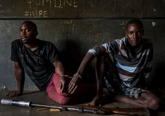 Категория «Природа», первое место в номинации «Фотоистория». Охотники на носорогов в Мозамбике, арестованные за браконьерство. Им грозит до 12 лет лишения свободы