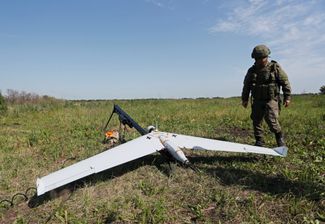 Российские военные запускают барражирующий боеприпас (дрон-камикадзе) «Куб-БЛА» в Украине в июне 2022 года. В последние недели такие дроны все чаще атакуют мобильные цели за линией фронта
