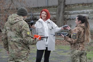 Преподаватель и директор одесской школы операторов дронов Free Air Мишель Арманд учит украинских военных управлять беспилотниками