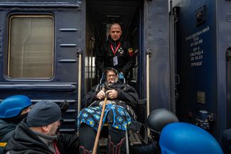 Эвакуация местных жителей из Покровска Донецкой области