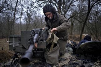 Украинский военный готовит к бою танк Т-64