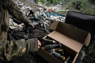 Украинские военные готовят боеприпасы для коптера. Сентябрь 2022 года